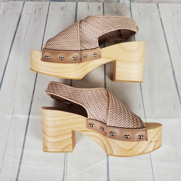 INTENTIONALLY BLANK Shoes - Intentionally Blank The Talk Leather Platform Clog Sandals Nude Size 7 Wood Sole